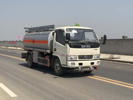 東風多利卡4噸柴油油罐車