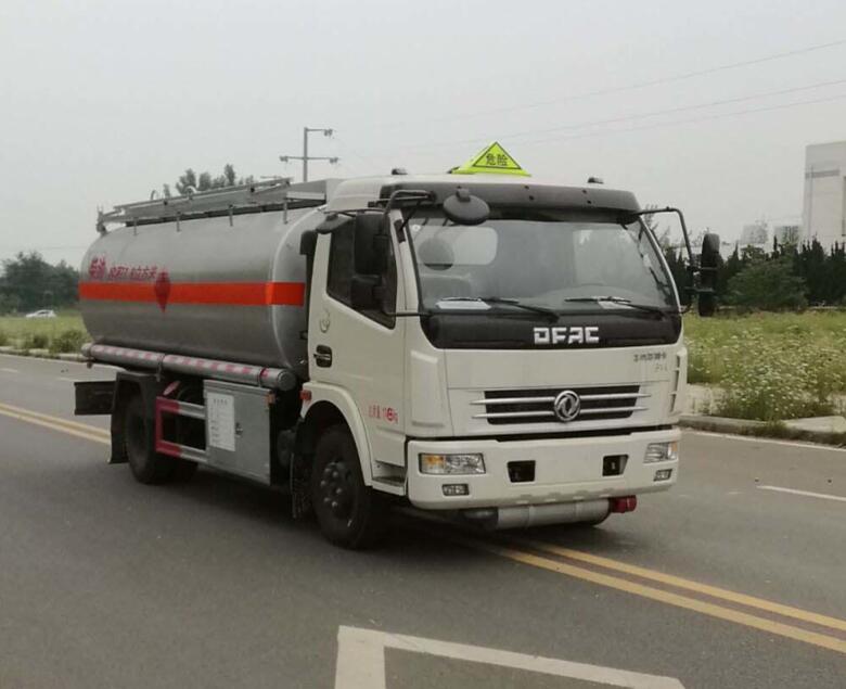 專威牌HTW5110GYYEC型運油車